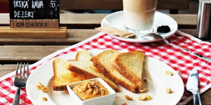 Snídaně, jak se patří: řemeslný toast a XXL ochucené latte pro jednoho nebo dva