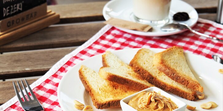 Snídaně, jak se patří: řemeslný toast a XXL ochucené latte pro jednoho nebo dva
