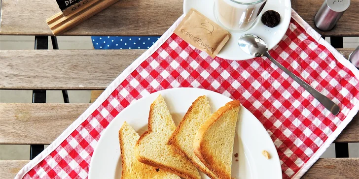 Snídaně, jak se patří: řemeslný toast a XXL ochucené latte pro jednoho nebo dva