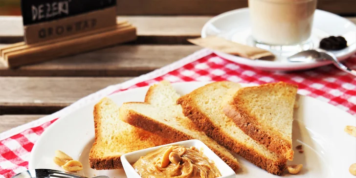 Snídaně, jak se patří: řemeslný toast a XXL ochucené latte pro jednoho nebo dva