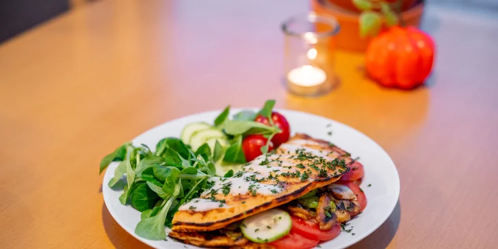 Hlavního chodu se ujme buď čočková palačinka, tortilla s vegan sýrem, nebo burrito s fazolemi. 
