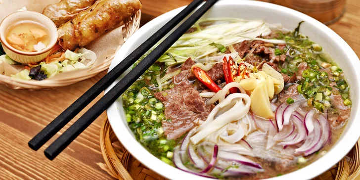 Ochutnejte Vietnam: polévka Phở Bo a křupavé závitky Nem Rán pro 1 nebo 2