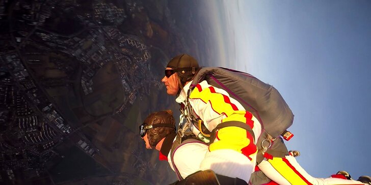 Tandemový seskok padákem z výšky 3000 m nad Brnem