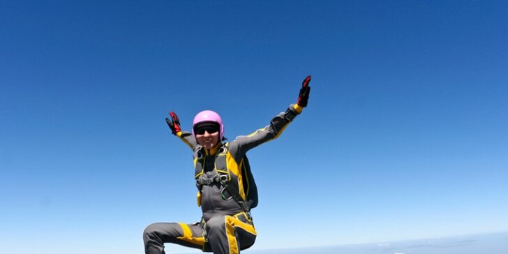 Tandemový seskok padákem z výšky 3000 m nad Brnem