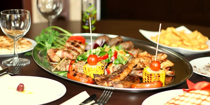 Řecké speciality pro 2 osoby: masové nebo sýrové plato, dezerty i víno