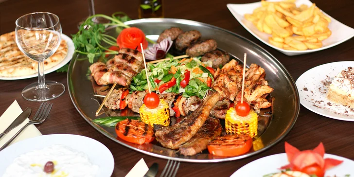 Degustační řecké menu pro dva: masové plato Delphi plné specialit a další dobroty