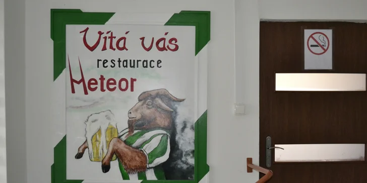 Obří masová hostina pro partu přátel v Meteoru: krkovice, žebra i křidýlka