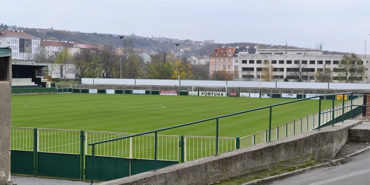 Obří masová hostina pro partu přátel v Meteoru: krkovice, žebra i křidýlka