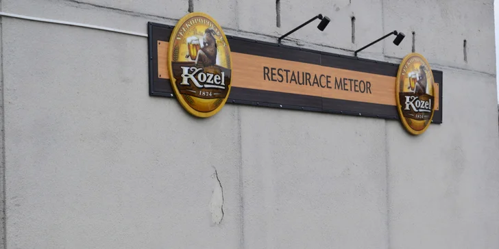 Obří masová hostina pro partu přátel v Meteoru: krkovice, žebra i křidýlka