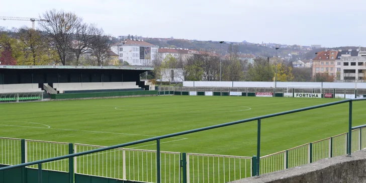 Obří masová hostina pro partu přátel v Meteoru: krkovice, žebra i křidýlka