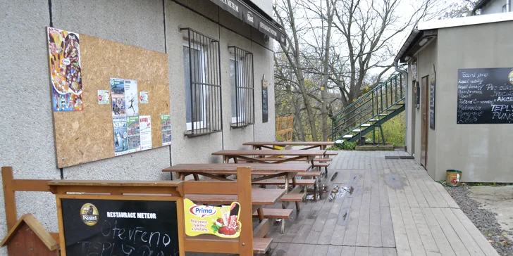 Obří masová hostina pro partu přátel v Meteoru: krkovice, žebra i křidýlka
