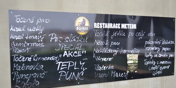 Obří masová hostina pro partu přátel v Meteoru: krkovice, žebra i křidýlka