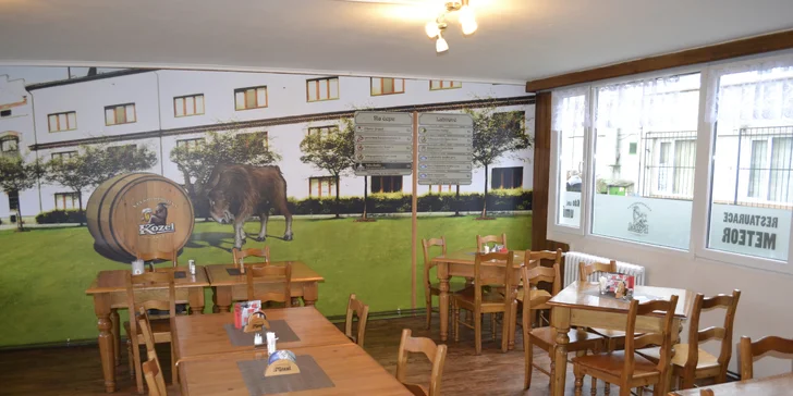 Obří masová hostina pro partu přátel v Meteoru: krkovice, žebra i křidýlka