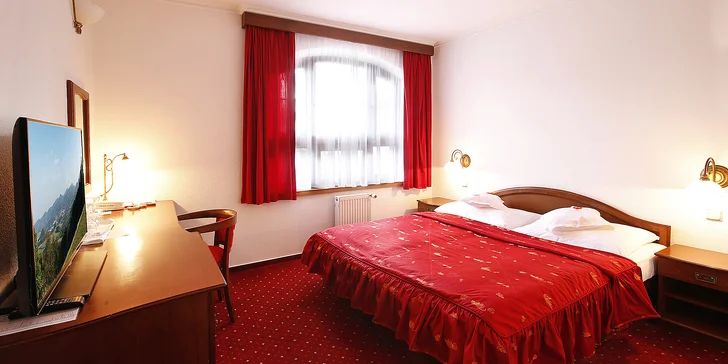 Bydlet budete ve dvoulůžkovém pokoji nebo apartmánu. 