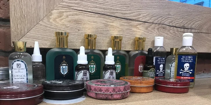 Luxusní barber péče: střih, holení, sklenka whiskey a odvoz BMW