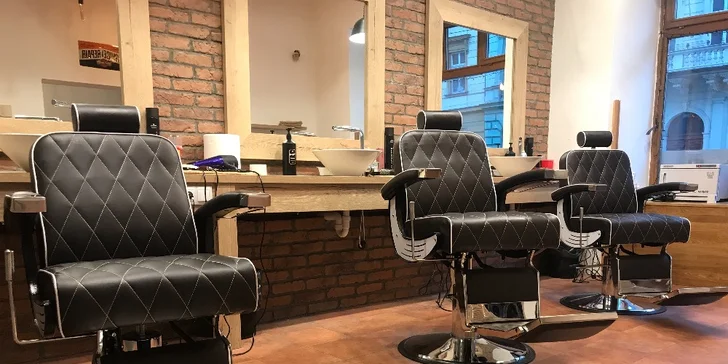 Luxusní barber péče: střih, holení, sklenka whiskey a odvoz BMW