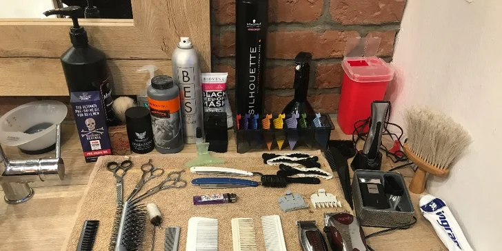 Luxusní barber péče: střih, holení, sklenka whiskey a odvoz BMW