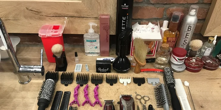 Luxusní barber péče: střih, holení, sklenka whiskey a odvoz BMW