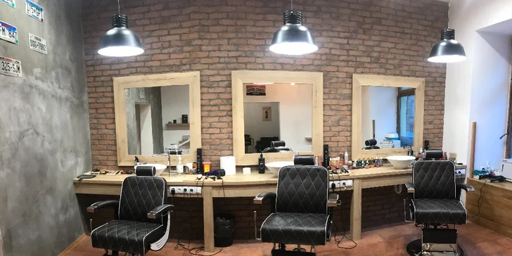 Luxusní barber péče: střih, holení, sklenka whiskey a odvoz BMW