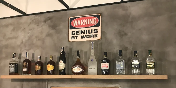 Luxusní barber péče: střih, holení, sklenka whiskey a odvoz BMW