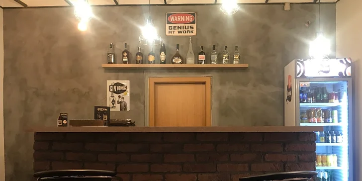 Luxusní barber péče: střih, holení, sklenka whiskey a odvoz BMW