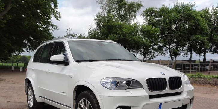Luxusní barber péče: střih, holení, sklenka whiskey a odvoz BMW