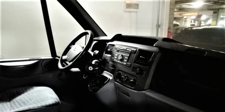 Ruční mytí automobilu v centru Brna