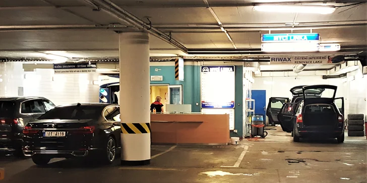 Ruční mytí automobilu v centru Brna