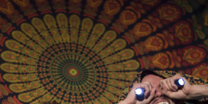 Divadelní představení či koncert a vášnivá káva nebo svařák u Mandala