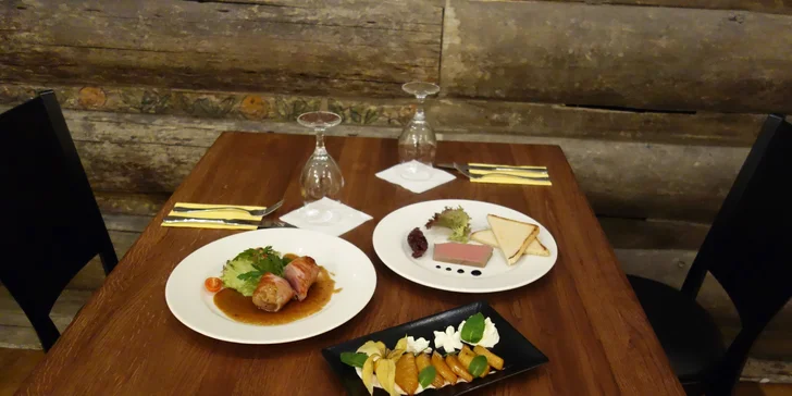 3chodové menu pro dva: paštika, grilovaná panenka, flambovaný ananas