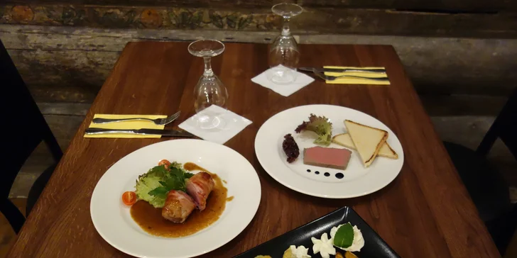 3chodové menu pro dva: paštika, grilovaná panenka, flambovaný ananas