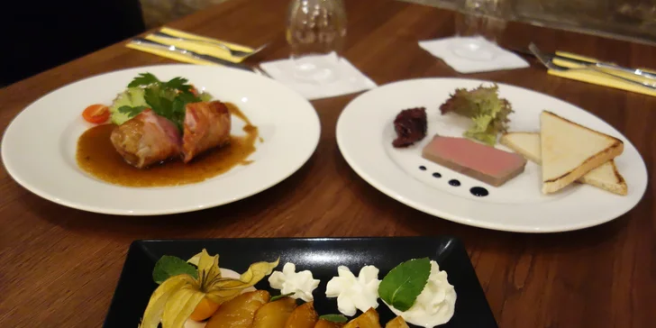 3chodové menu pro dva: paštika, grilovaná panenka, flambovaný ananas