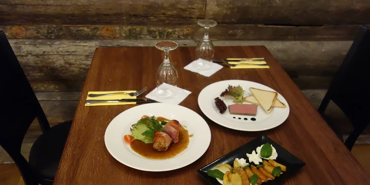 3chodové menu pro dva: paštika, grilovaná panenka, flambovaný ananas