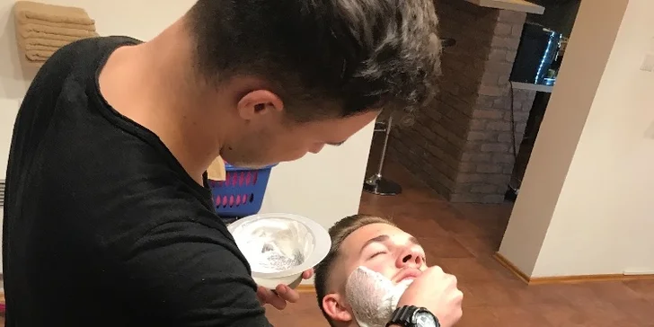 Luxusní barber péče: střih, holení, sklenka whiskey a odvoz BMW