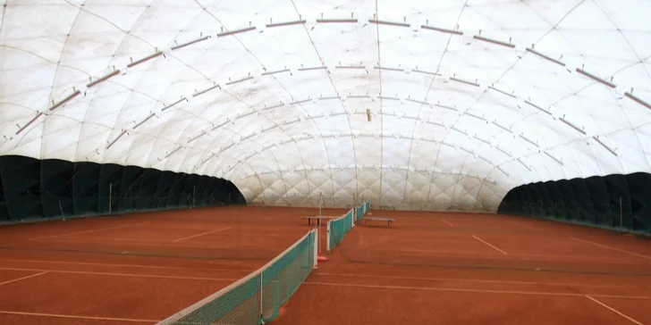Potrénujte backhand: hodina tenisu v hale nebo přenosné permanentky
