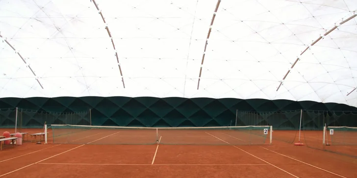 Potrénujte backhand: hodina tenisu v hale nebo přenosné permanentky