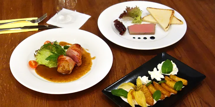 3chodové menu pro dva: paštika, grilovaná panenka, flambovaný ananas