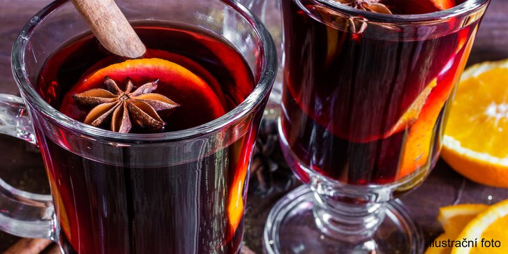 Svařené víno nebo punč pro zahřátí v zimních měsících