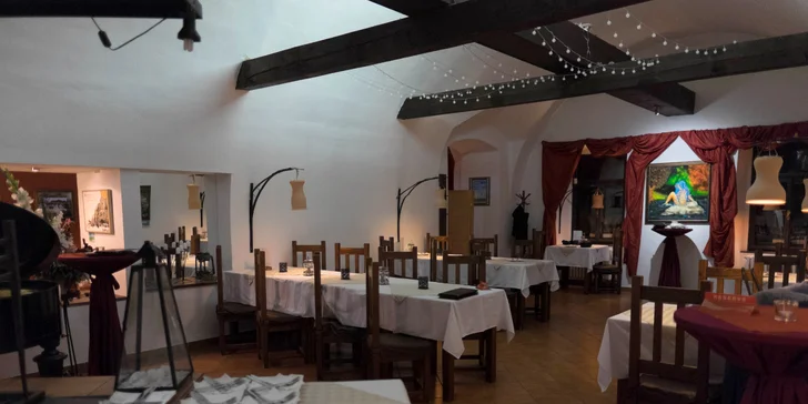 Příjemné posezení ve dvou: menu s jelením steakem, filetem z okouna a lahví vína