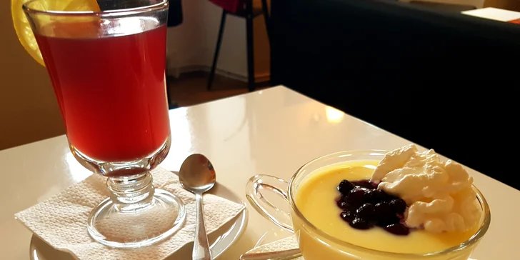 Horký vanilkový krém s borůvkami a svařená ovocná šťáva se skořicí