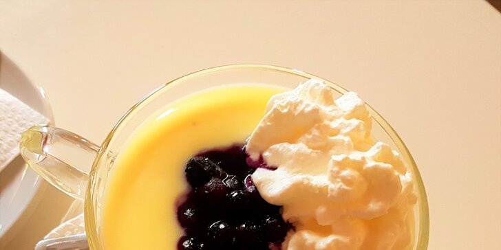 Horký vanilkový krém s borůvkami a svařená ovocná šťáva se skořicí