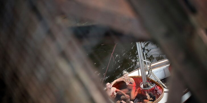 Netradiční plavba po Vltavě: 2hodinová horká lázeň na palubě lodi až pro 6 osob