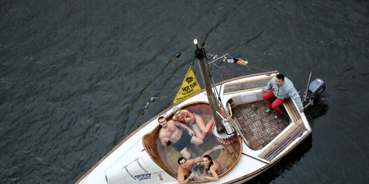 Netradiční plavba po Vltavě: 2hodinová lázeň na palubě lodi až pro 6 osob + sekt