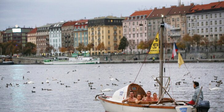 Netradiční plavba po Vltavě: 2hodinová lázeň na palubě lodi až pro 6 osob + sekt