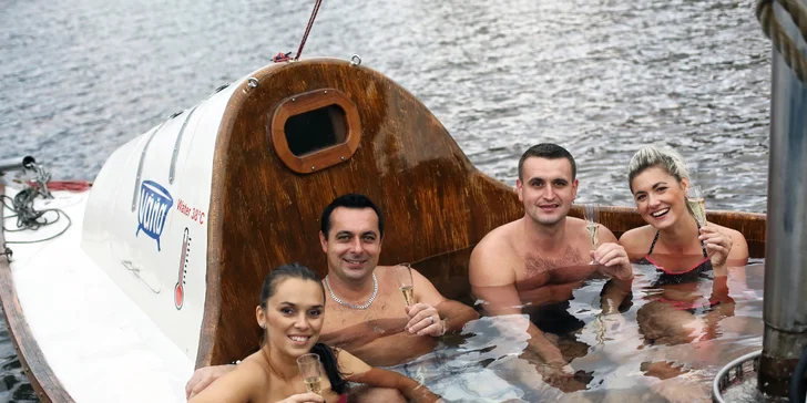 Netradiční plavba po Vltavě: 2hodinová lázeň na palubě lodi až pro 6 osob + sekt