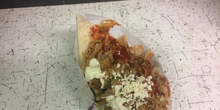 Rychlá sváča na Smíchově: Mega Döner s kuřecím masem a sýrem
