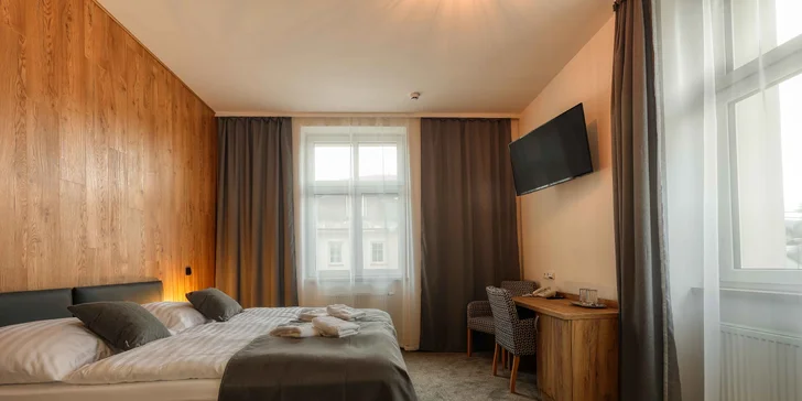 Dvoulůžkový pokoj nabízí dostatek prostoru i světla. 