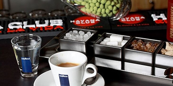 Lahodné doplňky pro vaši chvilku oddechu: káva a čerstvý zákusek dle výběru