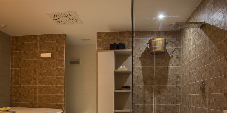Zasloužený relax pro dva v soukromé spa zóně: finská sauna a vířivá koupel