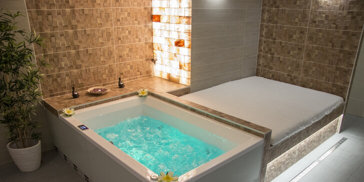 Zasloužený relax pro dva v soukromé spa zóně: finská sauna a vířivá koupel